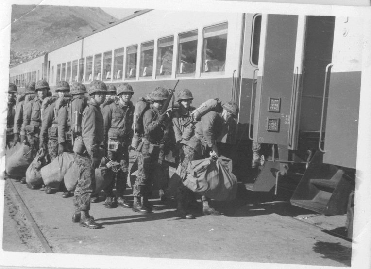 해병대상륙1사단 에서 포항역 임시특별열차에 승차(1970.12.)
