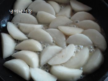 맛없는 배로 만든 와인 배 조림