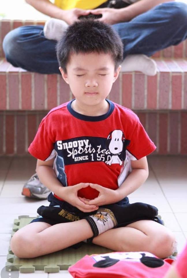 파룬궁(파룬따파) 수련하는 어린이 수련생