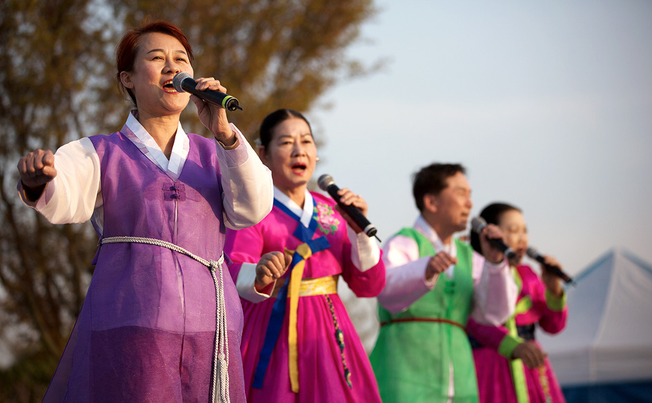 [2019 첨성대 간이공연장 벛꽃축제 공연 스케치] 경주 첨성대 주변 벚꽃축제장에서도 즐거움을 만끽할 수 있다 / 토함